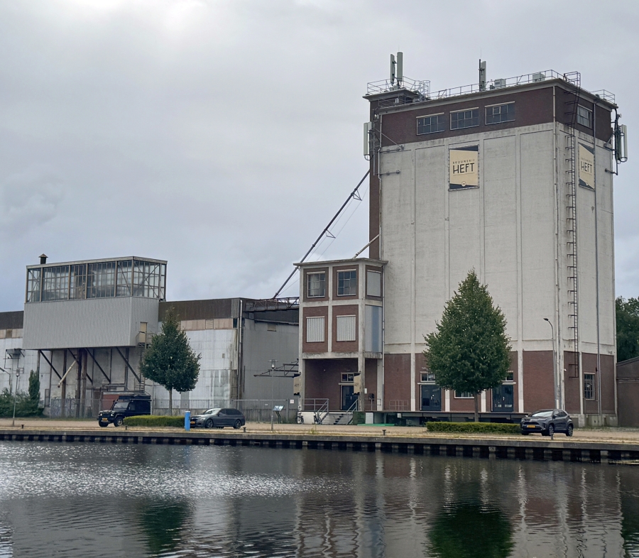 Een biertje drinken in de Graansilo op de Havenkade
